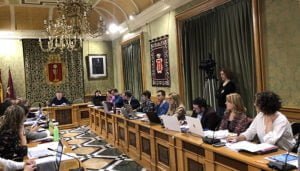 El pleno del Ayuntamiento de Cuenca aprueba nombrar ‘Rincón de los músicos Herminio Carrillo e hijo’ al espacio donde ensayaban en la calle San Miguel