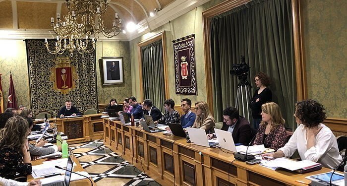 El pleno del Ayuntamiento de Cuenca aprueba nombrar ‘Rincón de los músicos Herminio Carrillo e hijo’ al espacio donde ensayaban en la calle San Miguel