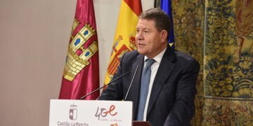El presidente de Castilla-La Mancha blinda, «por si vienen mal dadas», las condiciones laborales pactadas del personal funcionario docente no universitario