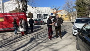 La Asociación de Vecinos de Tiradores Altos y el Ayuntamiento acuerdan reforzar la vigilancia policial para frenar el estacionamiento irregular