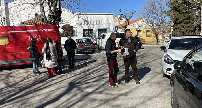 La Asociación de Vecinos de Tiradores Altos y el Ayuntamiento acuerdan reforzar la vigilancia policial para frenar el estacionamiento irregular