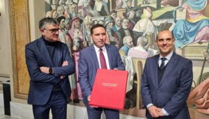 La Diputación de Cuenca recibe un ejemplar conmemorativo del Estatuto de Autonomía por su contribución “fundamental” para crear la comunidad