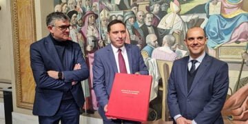 La Diputación de Cuenca recibe un ejemplar conmemorativo del Estatuto de Autonomía por su contribución “fundamental” para crear la comunidad