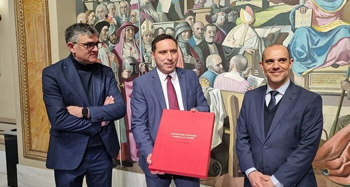 La Diputación de Cuenca recibe un ejemplar conmemorativo del Estatuto de Autonomía por su contribución “fundamental” para crear la comunidad