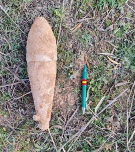 La Guardia Civil desactiva un proyectil de la Guerra Civil localizado por un agricultor en Hita