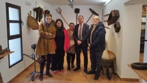 La segunda edición de Los Libros Viajan por la Provincia comienza con un “llenazo” de Carmen Posadas en Villares del Saz