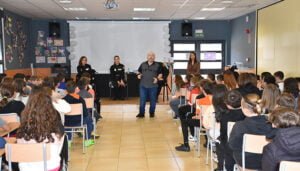 Los colegios Isaac Albeniz y Sagrada Familia de Cuenca acogen una charla sobre acoso escolar impartida por el actor albaceteño Javier Losán