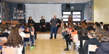 Los colegios Isaac Albeniz y Sagrada Familia de Cuenca acogen una charla sobre acoso escolar impartida por el actor albaceteño Javier Losán