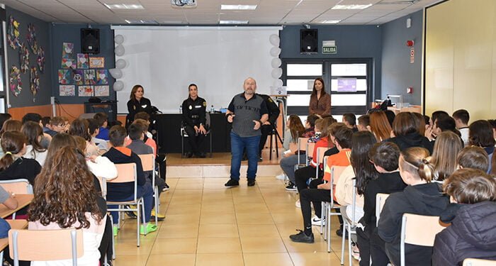 Los colegios Isaac Albeniz y Sagrada Familia de Cuenca acogen una charla sobre acoso escolar impartida por el actor albaceteño Javier Losán 1 Los colegios Isaac Albeniz y Sagrada Familia de Cuenca acogen una charla sobre acoso escolar impartida por el actor albaceteño Javier Losán