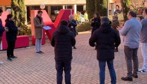 Los estudiantes instalan pancartas y lazos en diferentes espacios de la UCLM para concienciar y visibilizar la lucha contra el cáncer