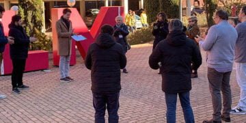Los estudiantes instalan pancartas y lazos en diferentes espacios de la UCLM para concienciar y visibilizar la lucha contra el cáncer