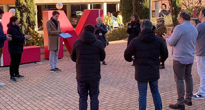 Los estudiantes instalan pancartas y lazos en diferentes espacios de la UCLM para concienciar y visibilizar la lucha contra el cáncer