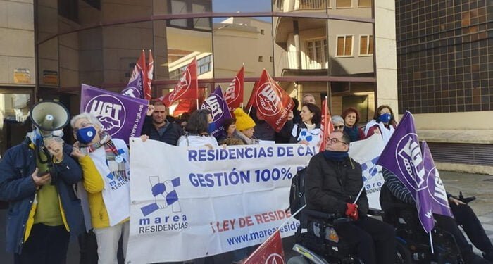 Los trabajadores del Centro de Personas con Discapacidad Física de Cuenca se concentran para protestar por su situación laboral
