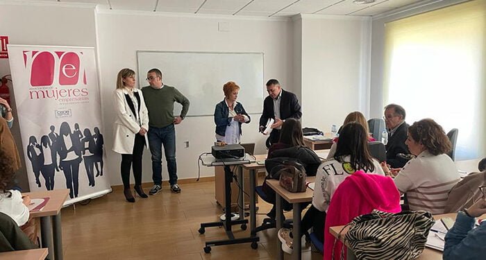 Más de veinte personas asisten en San Clemente a la jornada de AMEP sobre la ayudas a empresas en el mundo rural