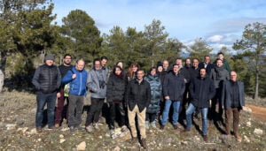 Miembros de la empresa Toroverde y responsables políticos de Cuenca visitan los terrenos donde irá el parque de turismo activo