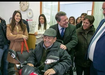 Page coloca la primera piedra de la residencia para personas mayores en Quintanar del Rey