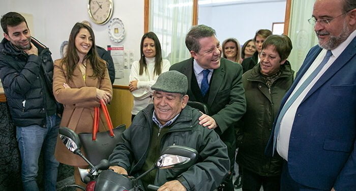 Page coloca la primera piedra de la residencia para personas mayores en Quintanar del Rey