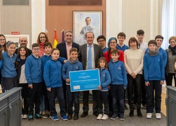 Rojo felicita a las niñas y niños del colegio Maristas por su trabajo y acciones en defensa de los Derechos de la Infancia