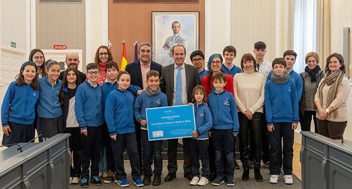 Rojo felicita a las niñas y niños del colegio Maristas por su trabajo y acciones en defensa de los Derechos de la Infancia