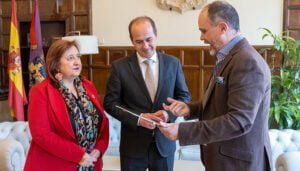 Rojo recibe de manos del reconocido compositor José Zárate el manuscrito de su obra sinfónica-coral ‘Canto a Castilla-La Mancha’