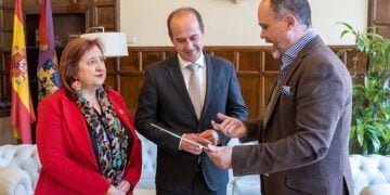 Rojo recibe de manos del reconocido compositor José Zárate el manuscrito de su obra sinfónica-coral ‘Canto a Castilla-La Mancha’