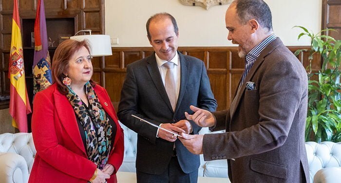Rojo recibe de manos del reconocido compositor José Zárate el manuscrito de su obra sinfónica-coral ‘Canto a Castilla-La Mancha’