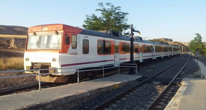 El impacto del problema ferroviario en las Comunidades Autónomas 1 Un total de 11 Ayuntamientos de la agrupación Pueblos con el Tren recurren ante la Audiencia Nacional el cierre de la línea de ferrocarril Aranjuez-Cuenca-Utiel