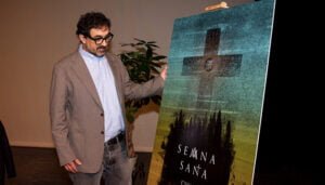 Una gran Cruz y nazarenos formando un cáliz, el cartel de la Semana Santa de Cuenca 2023 obra de José Antonio Perona