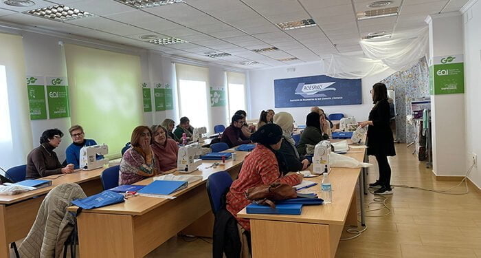 ACESANC imparte un curso de arreglos y adaptaciones de prendas y artículos en textil y piel