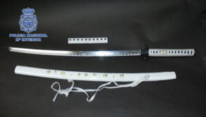 Amenazó con una katana a una vecina en Cuenca y fue a la Policía fingiendo haber sido apuñalado ha sido detenido