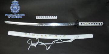 Amenazó con una katana a una vecina en Cuenca y fue a la Policía fingiendo haber sido apuñalado ha sido detenido