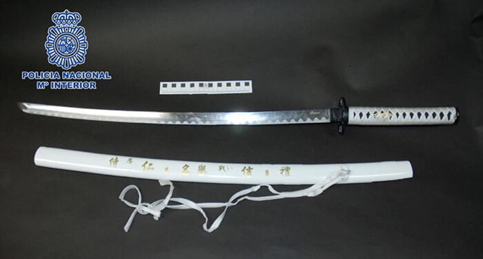 Amenazó con una katana a una vecina en Cuenca y fue a la Policía fingiendo haber sido apuñalado ha sido detenido