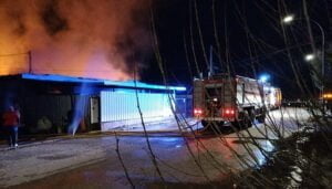 Calcinado por el fuego un taller de carpintería en Valera de Abajo