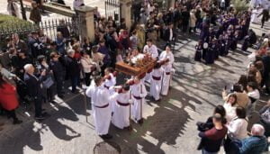 Casi 600 niños llenan de ilusión nazarena las calles del Casco Antiguo de Cuenca y demuestran que nuestra Pasión tiene futuro