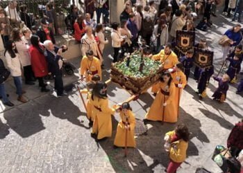Casi 600 niños llenan de ilusión nazarena las calles del Casco Antiguo de Cuenca y demuestran que nuestra Pasión tiene futuro