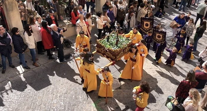 Casi 600 niños llenan de ilusión nazarena las calles del Casco Antiguo de Cuenca y demuestran que nuestra Pasión tiene futuro 1 Casi 600 niños llenan de ilusión nazarena las calles del Casco Antiguo de Cuenca y demuestran que nuestra Pasión tiene futuro