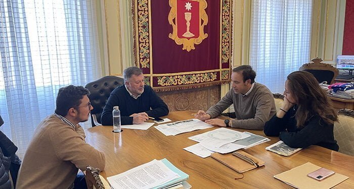 Dolz conoce los avances del proyecto para remodelar el templete del Parque de San Julián de la mano de sus responsables