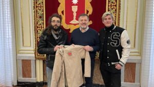 Dolz recibe a los conquenses Santiago David Domínguez y Dorian Sanz, que parten a rodar el tercer capítulo de ‘El último confín’