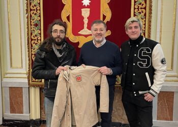 Dolz recibe a los conquenses Santiago David Domínguez y Dorian Sanz, que parten a rodar el tercer capítulo de ‘El último confín’