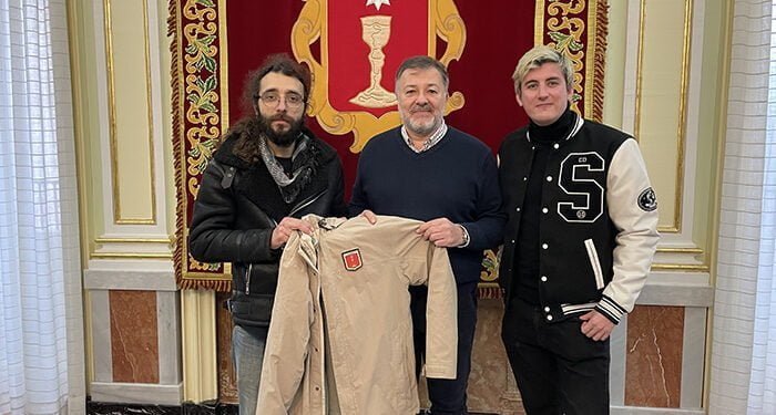 Dolz recibe a los conquenses Santiago David Domínguez y Dorian Sanz, que parten a rodar el tercer capítulo de ‘El último confín’ 1 Dolz recibe a los conquenses Santiago David Domínguez y Dorian Sanz, que parten a rodar el tercer capítulo de ‘El último confín’