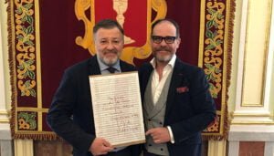 Dolz recibe del compositor José Zárate y Rodríguez de Gaspar una hoja del manuscrito original de la obra ‘Canto a Castilla-La Mancha’