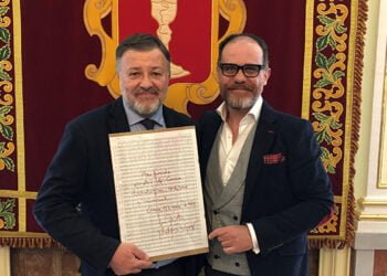 Dolz recibe del compositor José Zárate y Rodríguez de Gaspar una hoja del manuscrito original de la obra ‘Canto a Castilla-La Mancha’