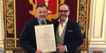 Dolz recibe del compositor José Zárate y Rodríguez de Gaspar una hoja del manuscrito original de la obra ‘Canto a Castilla-La Mancha’