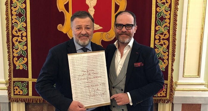 Dolz recibe del compositor José Zárate y Rodríguez de Gaspar una hoja del manuscrito original de la obra ‘Canto a Castilla-La Mancha’