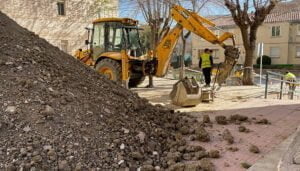 Dolz visita las obras de reconstrucción del muro de Casablanca y avanza que la siguiente obra será en la Plaza de Segundo Pastor