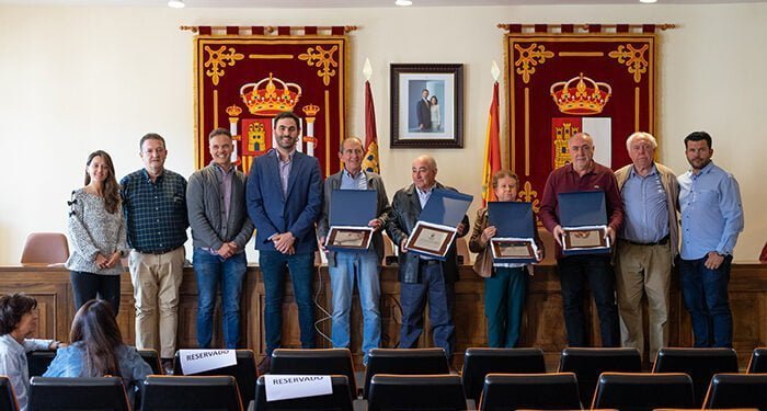 El Ayuntamiento de Trillo distingue y agradece su trabajo a los cuatro empleados municipales jubilados en la actual legislatura