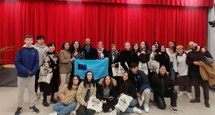 El Ayuntamiento de Villanueva de la Torre recibe a una delegación de estudiantes italianos que participa en un proyecto Erasmus+ en el IES Newton Salas de la localidad