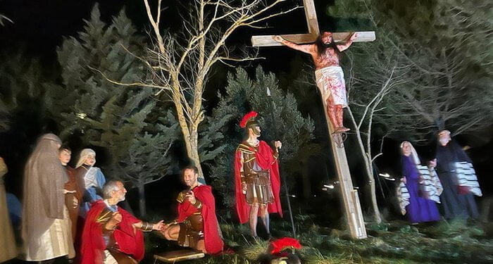 El barrio de Fuente del Oro volverá a convertirse en Vía Dolorosa este viernes y sábado gracias al Vía Crucis Viviente de la parroquia de San Julián 1 El barrio de Fuente del Oro volverá a convertirse en Vía Dolorosa este viernes y sábado gracias al Vía Crucis Viviente de la parroquia de San Julián