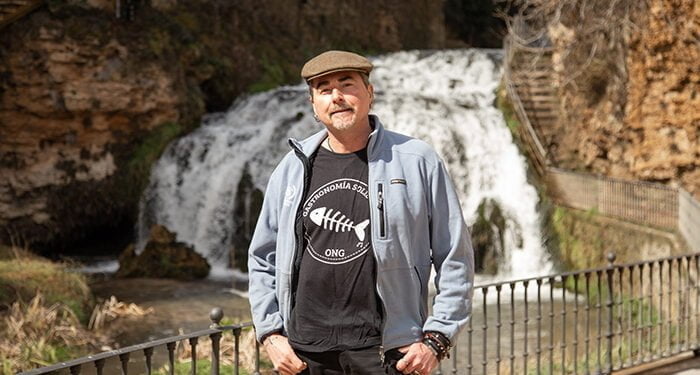 El cocinero solidario Chema de Isidro reabre el restaurante junto al río Cifuentes como La Cascada de la Raspa