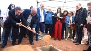 El Gobierno de Castilla-La Mancha pone la primera piedra de la futura residencia para mayores en San Lorenzo de la Parrilla
